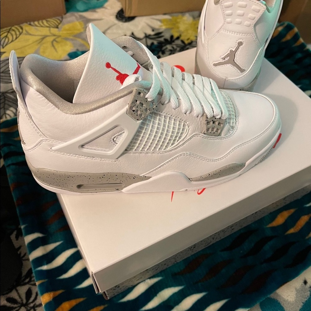 LIKE NEW JORDAN 4 WHITE OREO SIZE 9